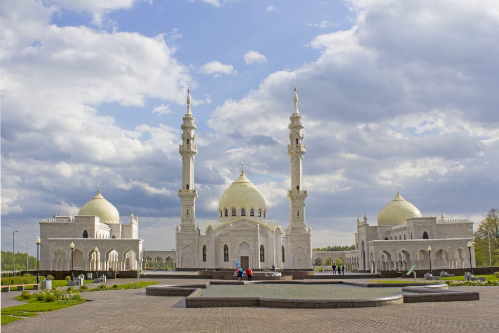 «Белая мечеть» находится за пределами древнего Болгарского городища и своим видом напоминает знаменитый дворец Тадж-Махал в Индии. Она была построена в 2010 году в рамках реализации республиканского комплексного проекта «Культурное наследие – остров-град Свияжск и Древний Болгар».